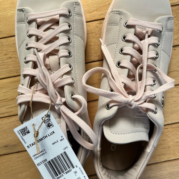Brand new Adidas Stan Smith soft pink gym shoes!!  Never worn!! - Picture 3 of 3